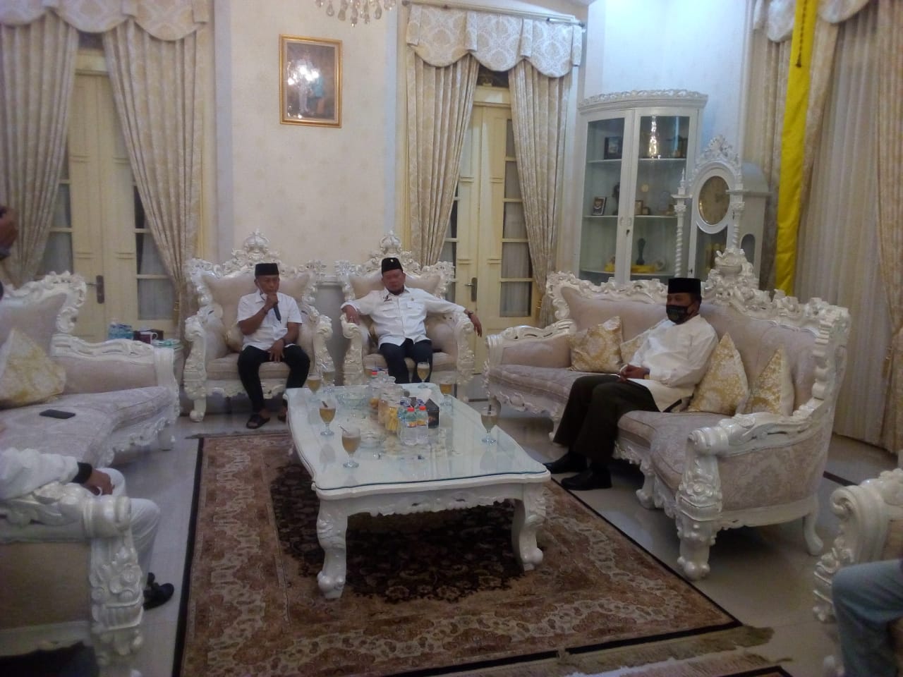 Ketua DPD RI Lanyala bersana Bupati Sugiri di rumah dinas Bupati Ponorogo