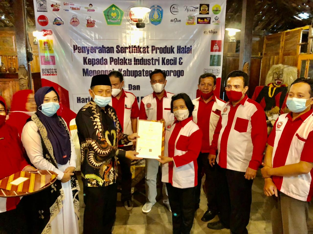 Penyerahan Sertifikat Produk Halal 
Di Omah Cafe Bantarangin Ponorogo