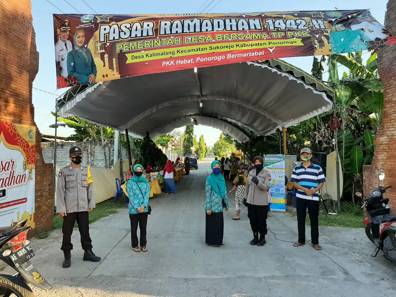 Wakapolsek Sukorejo IPTU Nurul saat mengunjungi pasar ramadhan 1442 H