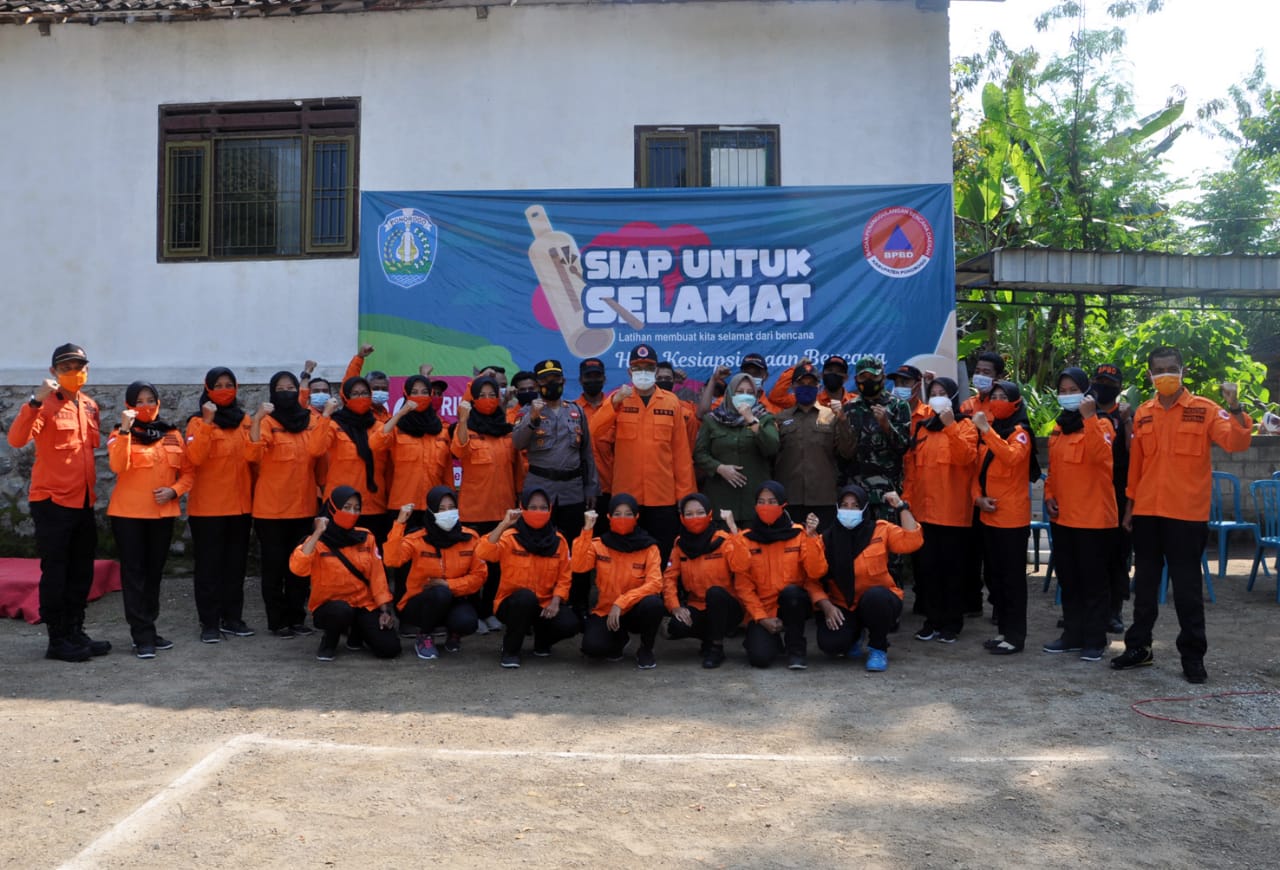 Foto bersama pasca apel siaga bencana  di desa tugurejo selahung Ponorogo