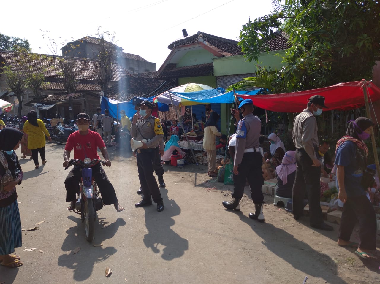Kapolsek Badegan, IPTU Agus Wibowo, S.H saat memimpin Patroli humanis di pasar, dan mengingatkan pedagang kembang api agar berjualan sesuai ketentuan