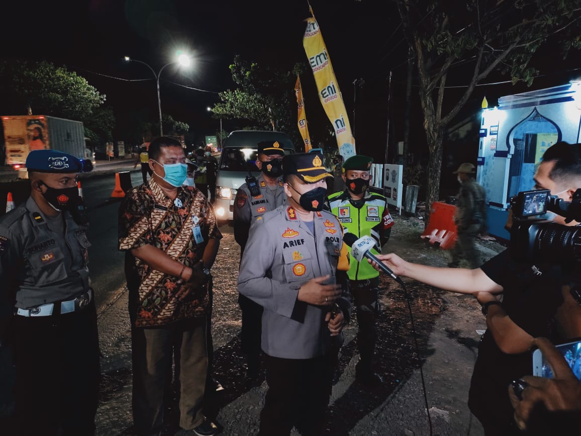 Kapolres Gresik AKBP Arief Fitrianto saat meninjau pospam penyekatan