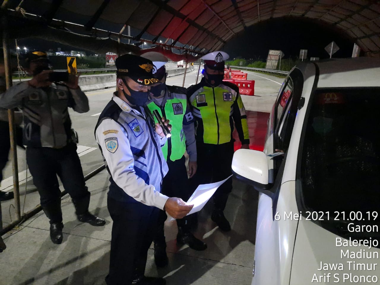 kendaraan roda empat pribadi putarbalik ketika dilakukan pengecekan petugas, surat tugas perjalanan dinas yang dibawa hanya berupa salinan foto copy bukan surat asli dengan tanda tangan dan stempel basah