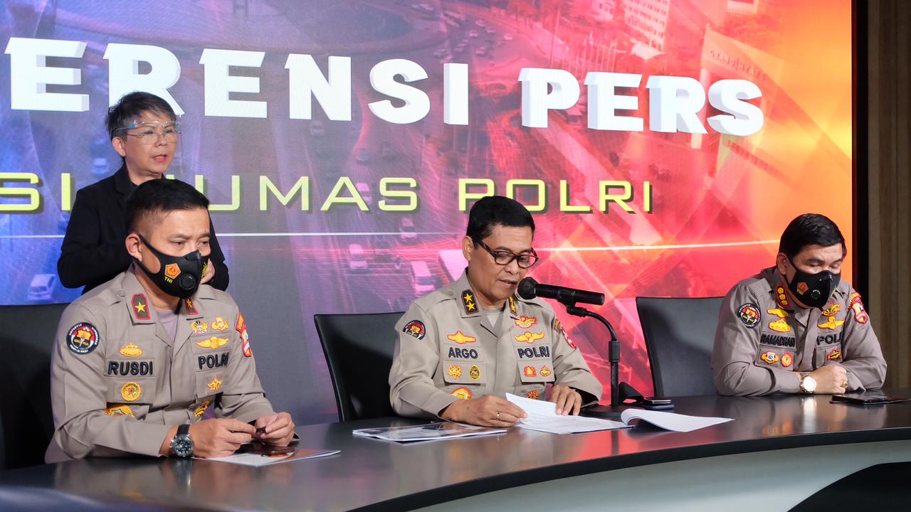 Kadiv Humas Polri Irjen Argo Yuwono dalam konferensi pers 100 hari kinerja Kapolri di Gedung Humas Polri, Jakarta Selatan