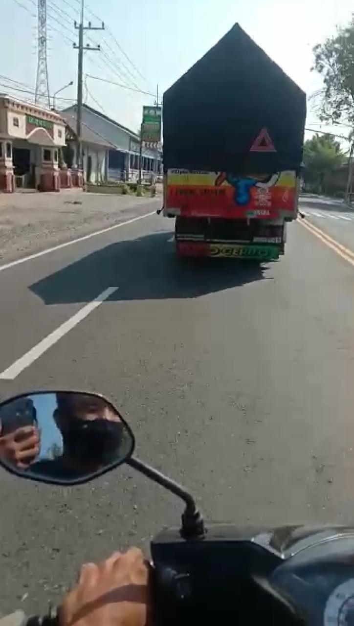 mengemudikan kendaraan secara ugal-ugalan