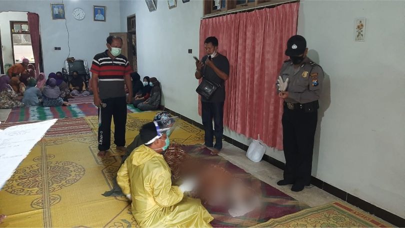 Jenazah berada di lokasi parit persawahan dan di rumah duka