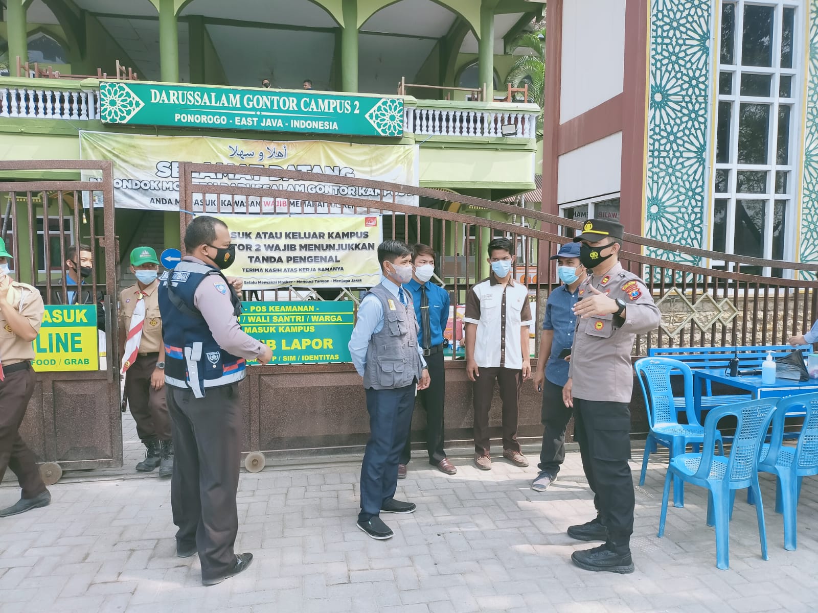 Pengamanan dan penjagaan Kedatangan Capel di Pondok Modern Darussalam Gontor ( PMDG ) 2 oleh Polsek Siman, pastikan Prokes Covid-19