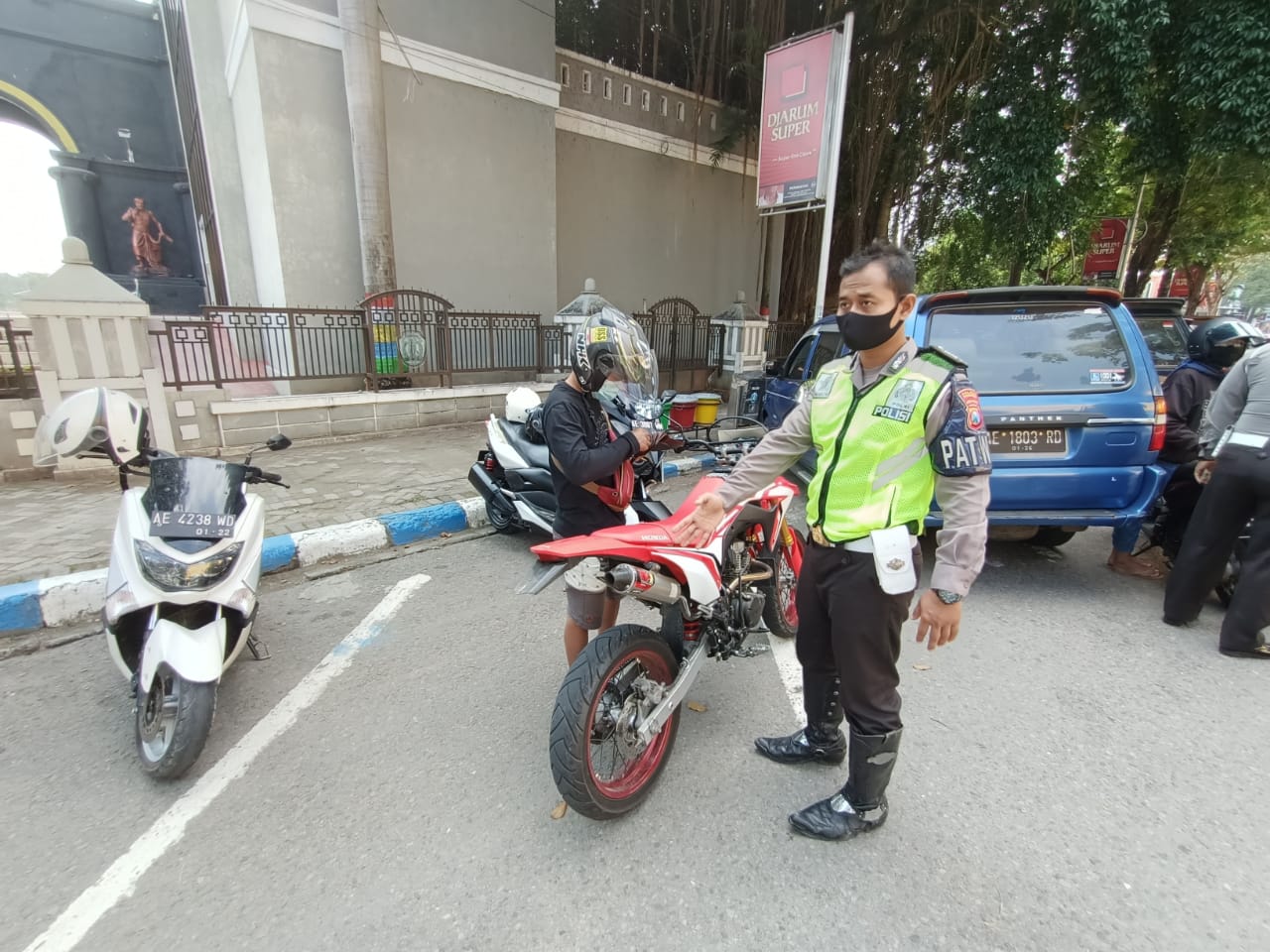 Anggota Satlantas Polres Ponorogo lakukan penindakan tegas kepada pemotor yang masih gunakan kenalpot racing, brong 