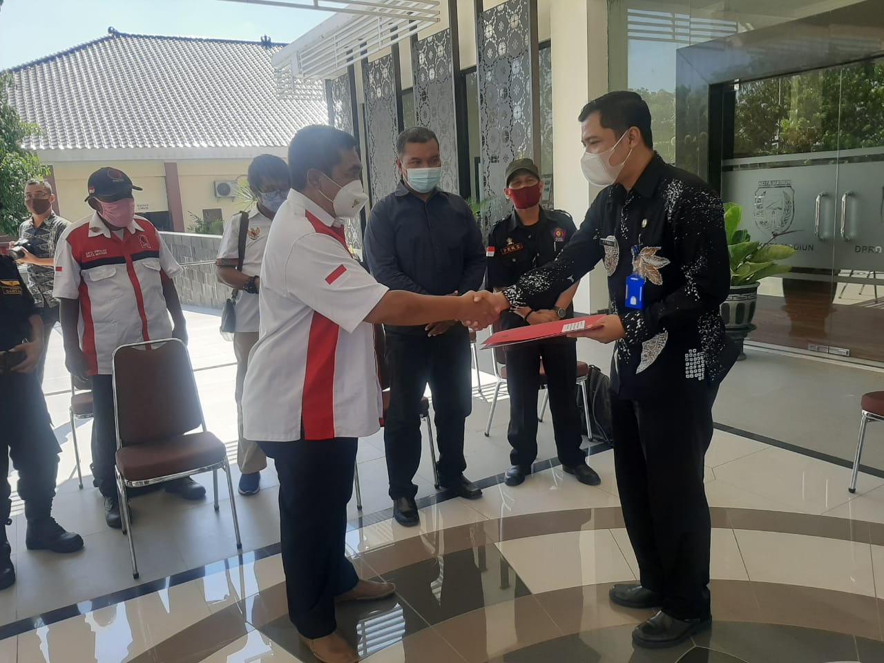 Koordinator aksi menyerahkan surat permintaan dengar pendapat (Hearing)  ke petugas untuk segera ditindak lanjuti