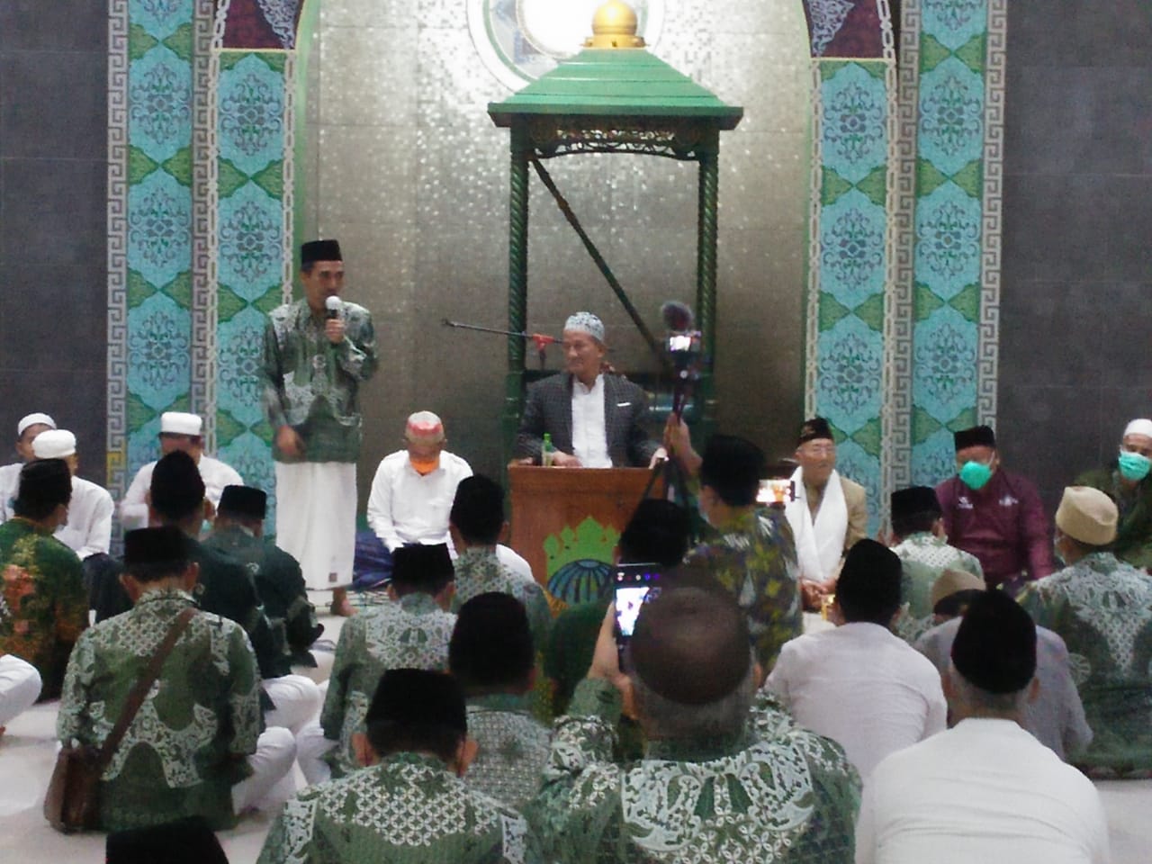 KH Muhibin Zuhri saat memberikan sambutan di samping Gus Ali di masjid Ponpes Bumi Sholawat