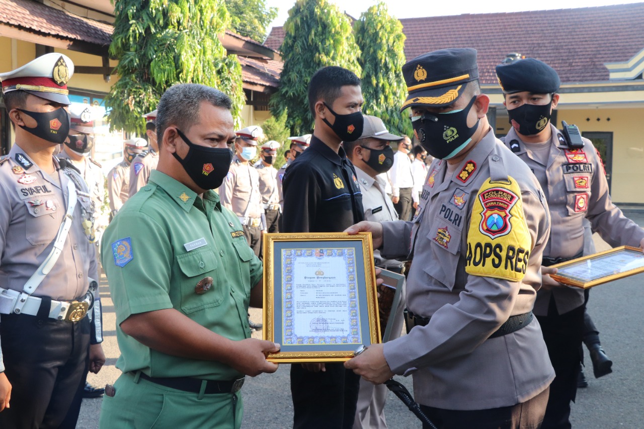 Anggota Polri, ASN Polri dan Kepala Desa Nglarangan, Somoroto Ponorogo berprestasi  saat menerima reward 