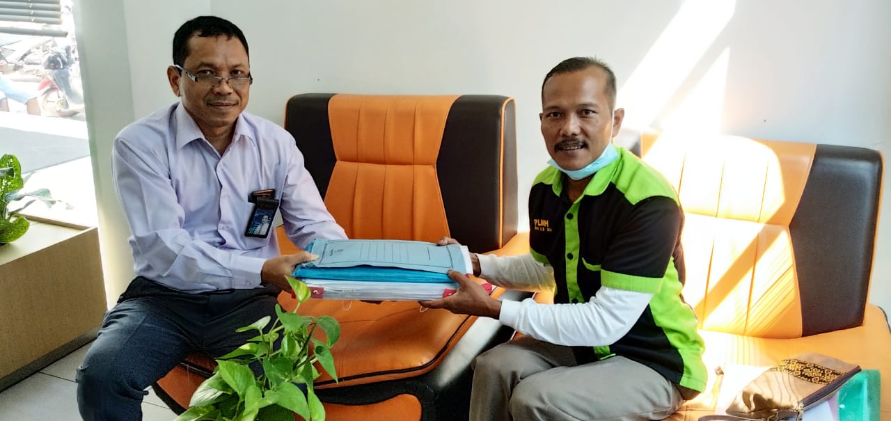 Penyerahan dokumen oleh Ketua DPD PLMDH KPH Lawu Ds kepada Pegawai Bank BNI Cab. Ponorogo