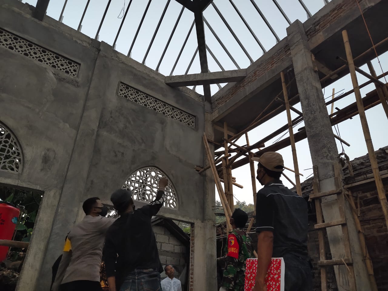 TKP Korban kesetrum listrik saat pemasangan kerangka atap baja ringan (galvalum)