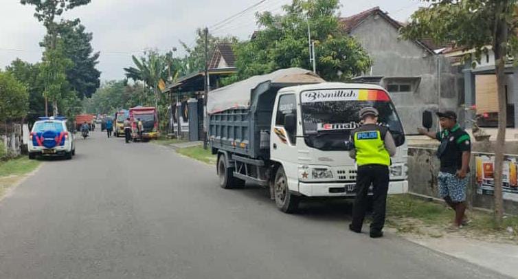 Satlantas Polres Ponorogo menindak Dump Truk tak sesuai di mensi bak