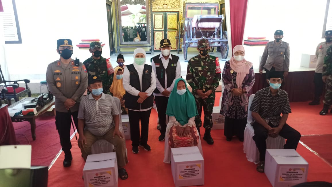 Forkopimda Jawa Timur, Gubernur Jatim , Pangdam V Brawijaya, Kapolda Jatim  didampingi pejabat utama saat  meninjau Vaksinasi massal di Kabupaten Sumenep, Madura, Jawa Timur