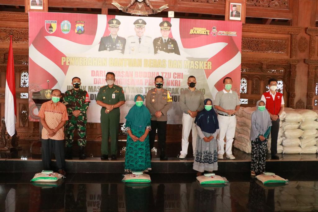 Kapolres, Pemda Ponorogo Dan Dandim 0802 saat melepas Penyaluran Bantuan  Beras Dan Masker  di ponorogo