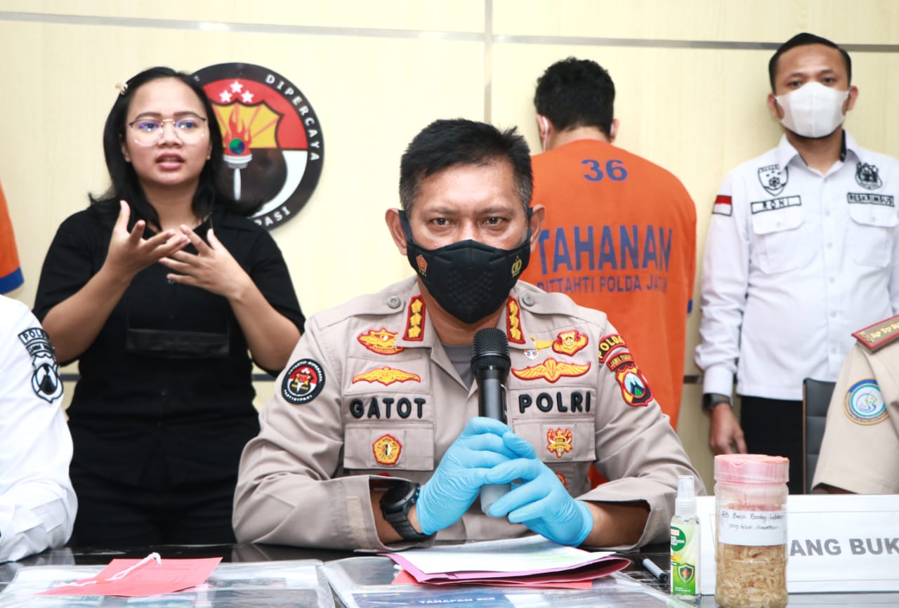 Kabid humas Polda Jatim Kombes Gatot Repli Handoko saat siaran pers