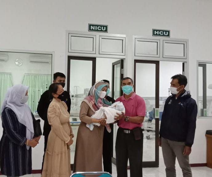 Bayi Terbungkus Kain Di Temukan Di Dekat Masjid