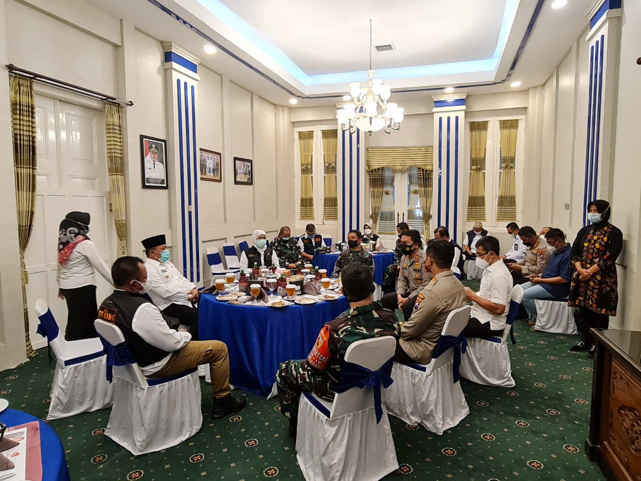 Rapat Koordinasi Terkait Antisipasi dan Strategi Penanganan Covid-19 di Kabupaten Sampang bertempat di Ruang Rapat Pendopo Kabupaten Sampang.