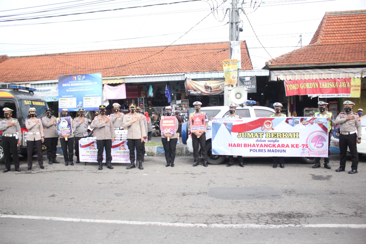 Jumat berkah di Dolopo  oleh Polres Madiun