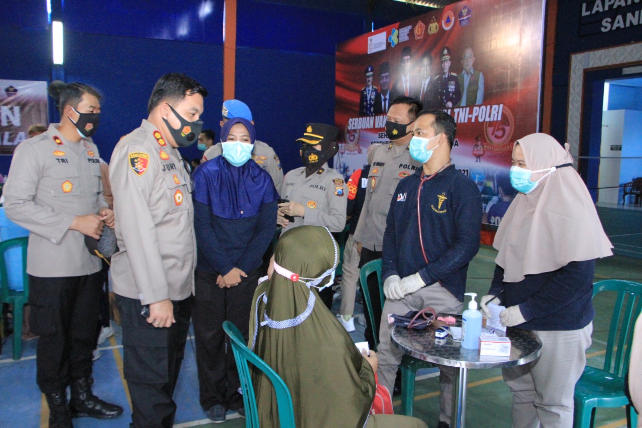 Kegiatan Vaksin masal yang di lakukan di Gor Panaluan Madiun Jawa Timur