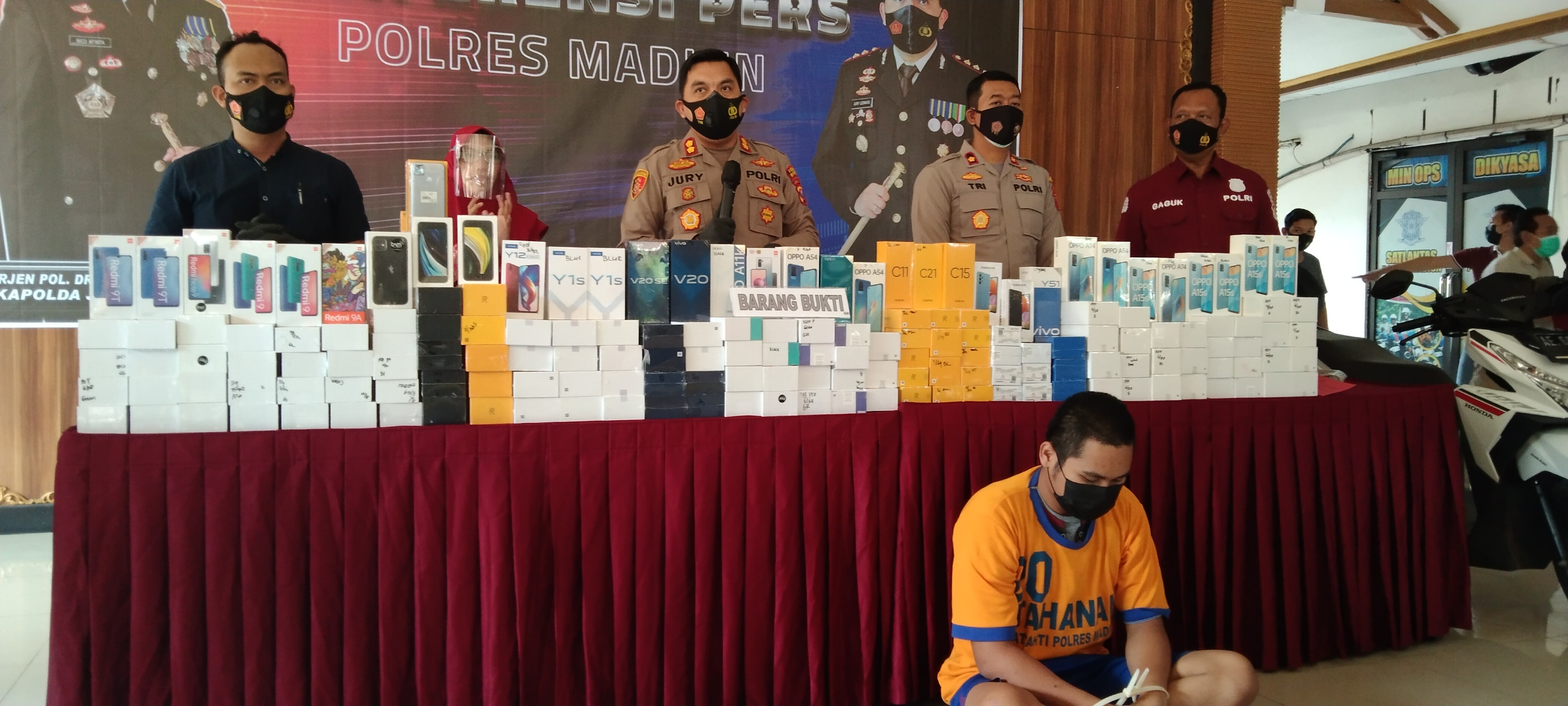 Tersangka di gelandang  dan barang bukti di tunjukan oleh petugas Polres Madiun