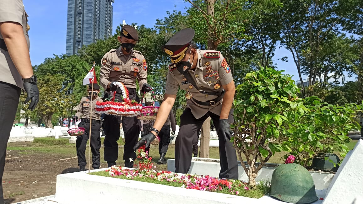 Polri saat tabur bunga di Tanan Makam Pahlawan