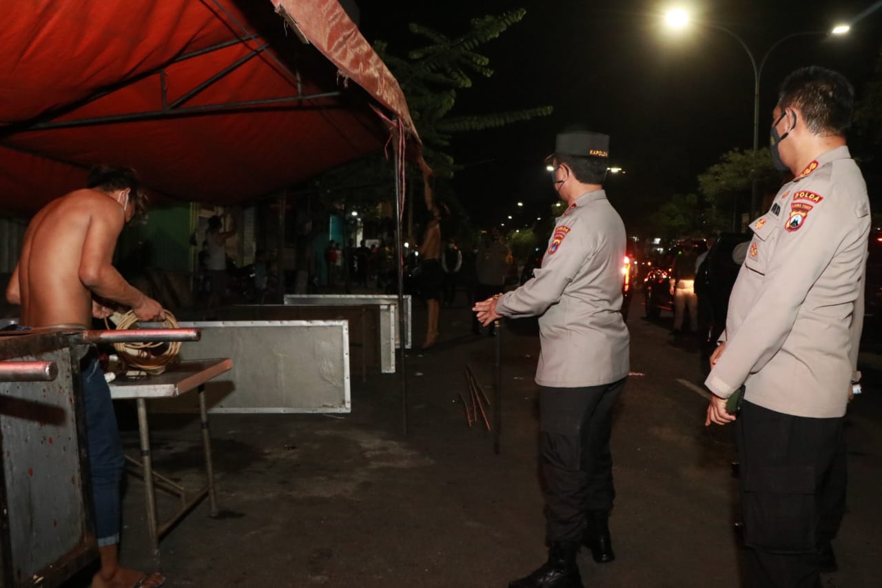 sosialisasi jelang pemberlakuan PPKM Darurat di Jalan Kedungdoro, Surabaya.