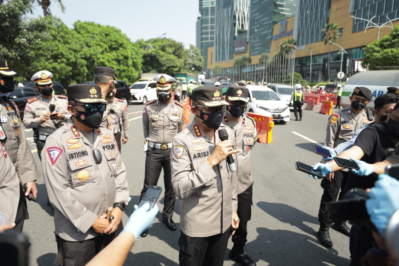 Kabaharkam (Kepala Badan Pemeliharaan dan Keamanan)  Polri, Komjen Pol. Arief Sulistyanto didampingi Kakoorlantas Polri Irjen Pol Istiono dan Wakapolda Jatim, Brigjen Pol Selamat Hadi Supraptoyo, meninjau pos penyekatan