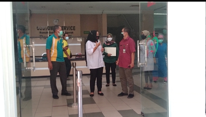 Momen saat pembagian makanan untuk NAKES RSUD Suedono