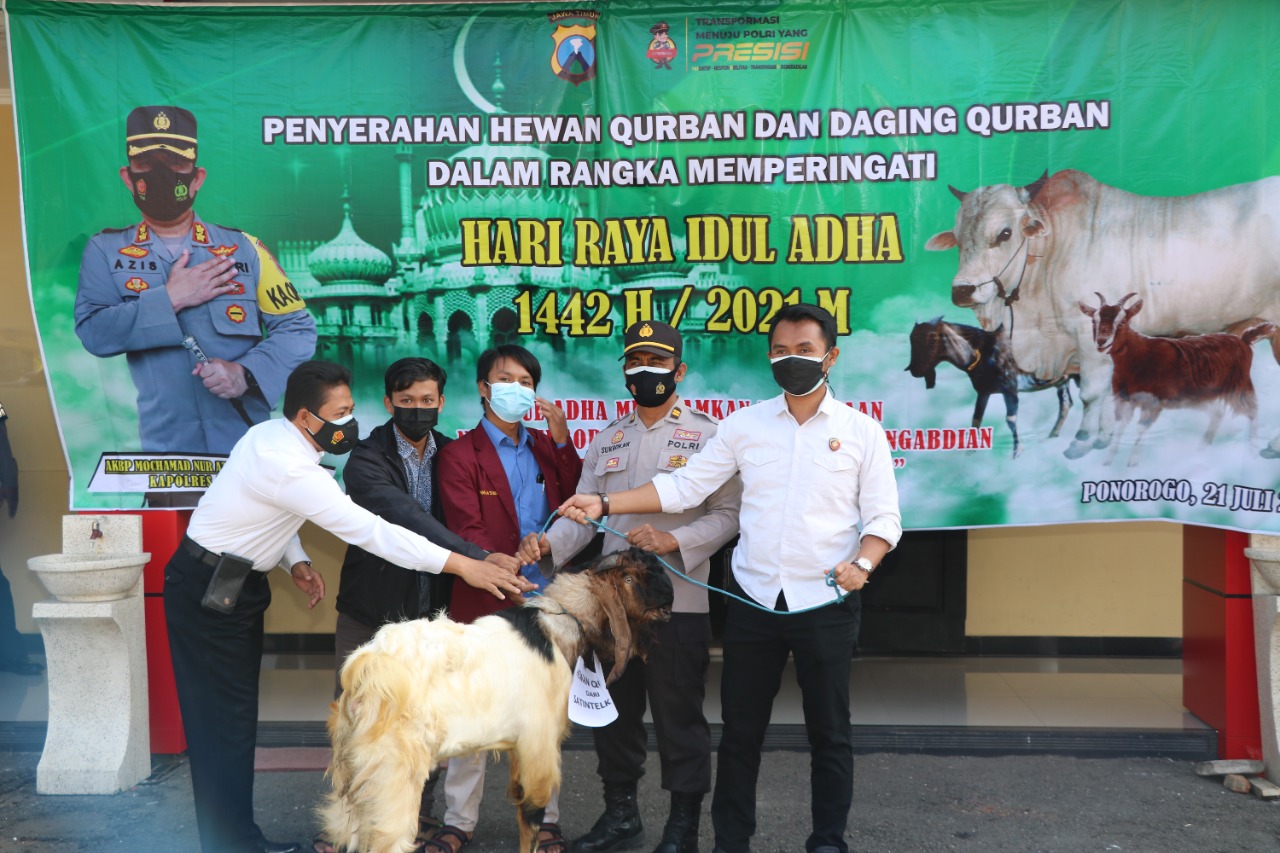 Kapolres Ponorogo AKBP Mochamad Nur Azis menyerahkan 16 kambing qurban kepada instansi, lembaga, ormas, Ponpes dan media