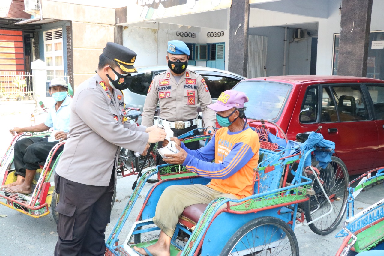 Kapolres Ponorogo lepas daging hewan Qurban Untuk abang becak