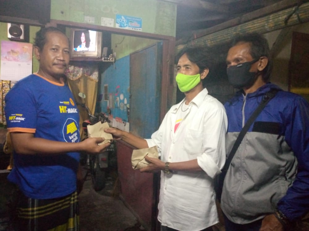 Ketua AWS Tudji dan Amar Sekretaris AWS ( Aliansi Wartawan Surabaya ) saat berbagi nasi bungkus