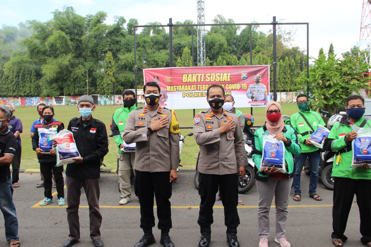 Kapolres Madiun AKBP Jury Leonard Siahaan melalui Wakapolres Madiun Kompol Ki Ide Bagus Tri membagikan langsung paket Sembako bertempat di Mapolres Madiun