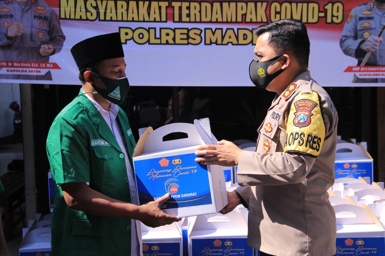 Paket Sembako di serahkan pada salahsatu organisasi kepemudaan.
