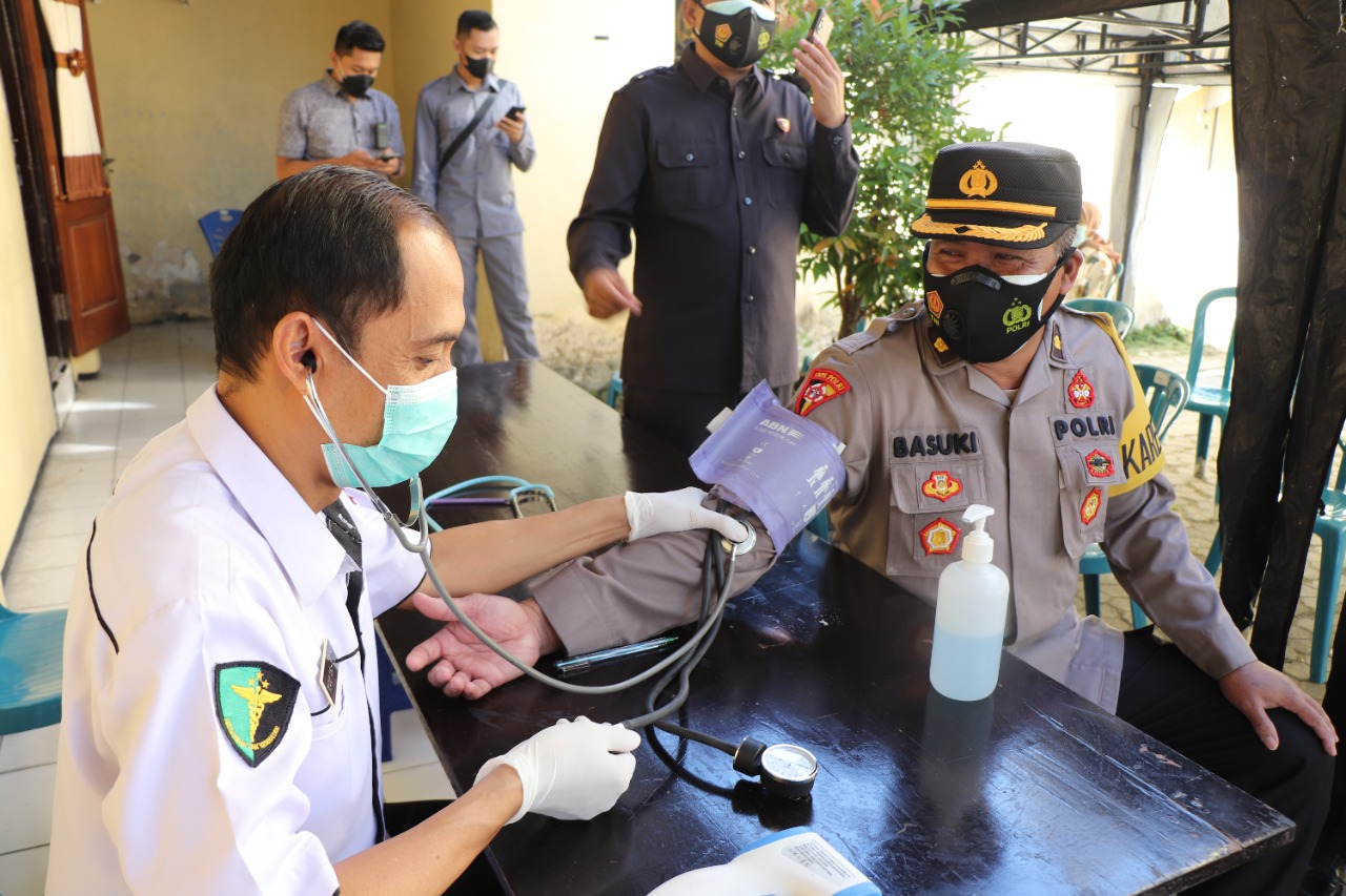 AKBP Mochamad Nur Azis, S.H., S.I.K., M.Si Saat meninjau program vaksinasi nasional