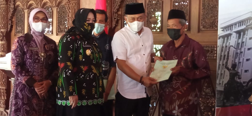 Bupati Ponorogo saat penyerahan sertifikat tanah warga