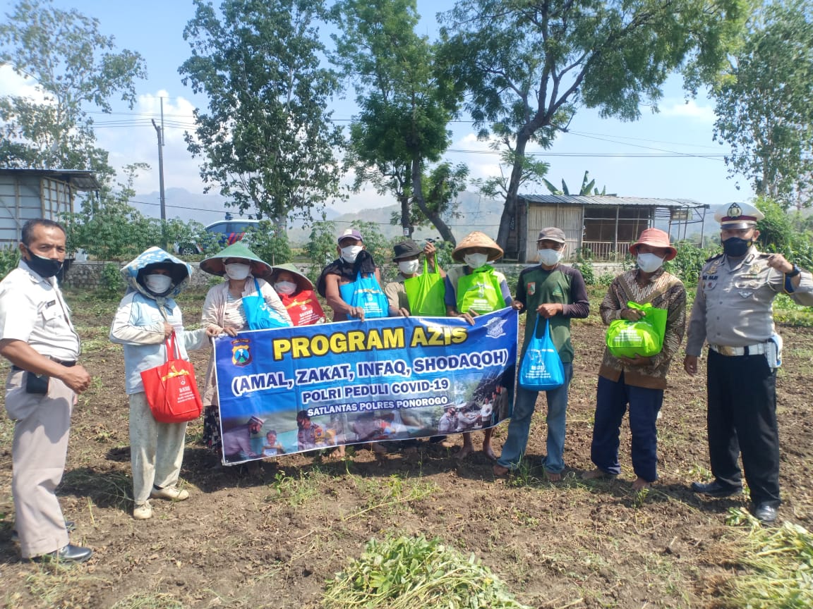 Prosesi penyerahan sembako program "AZIS" Polres Ponorogo