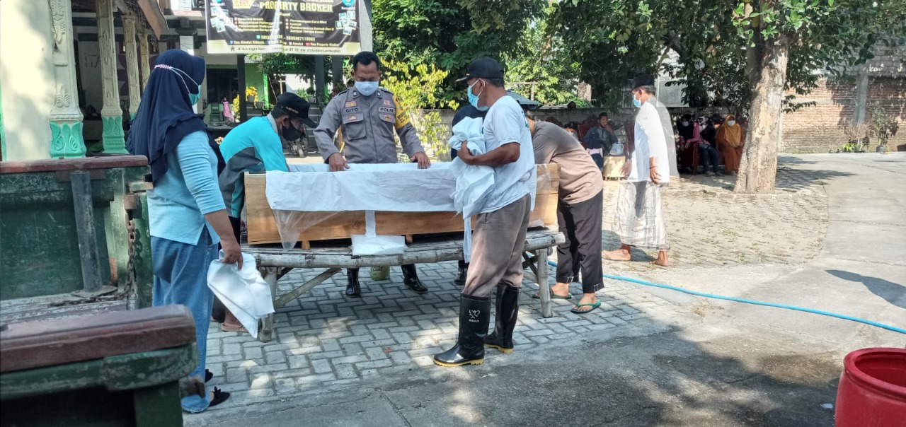 Aiptu sugito saat melaksanakan prosesi pemulasaraan jenazah COVID19