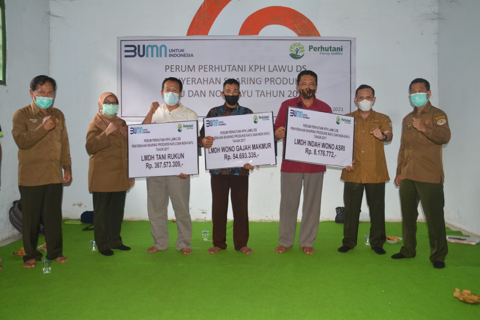 Prosesi secara simbolis serah terima sharing getah Pinus oleh ADM Perum Perhutani Ir. Loesy Triana ke LMDH se BKPH Ponorogo Timur di Gedung Pertemuan BKPH Ponorogo Timur