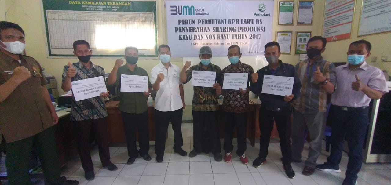 Prosesi penyerahan sharing kayu dan non kayu untuk LMDH di wilayah BKPH Ponorogo Selatan dan BKPH Pacitan