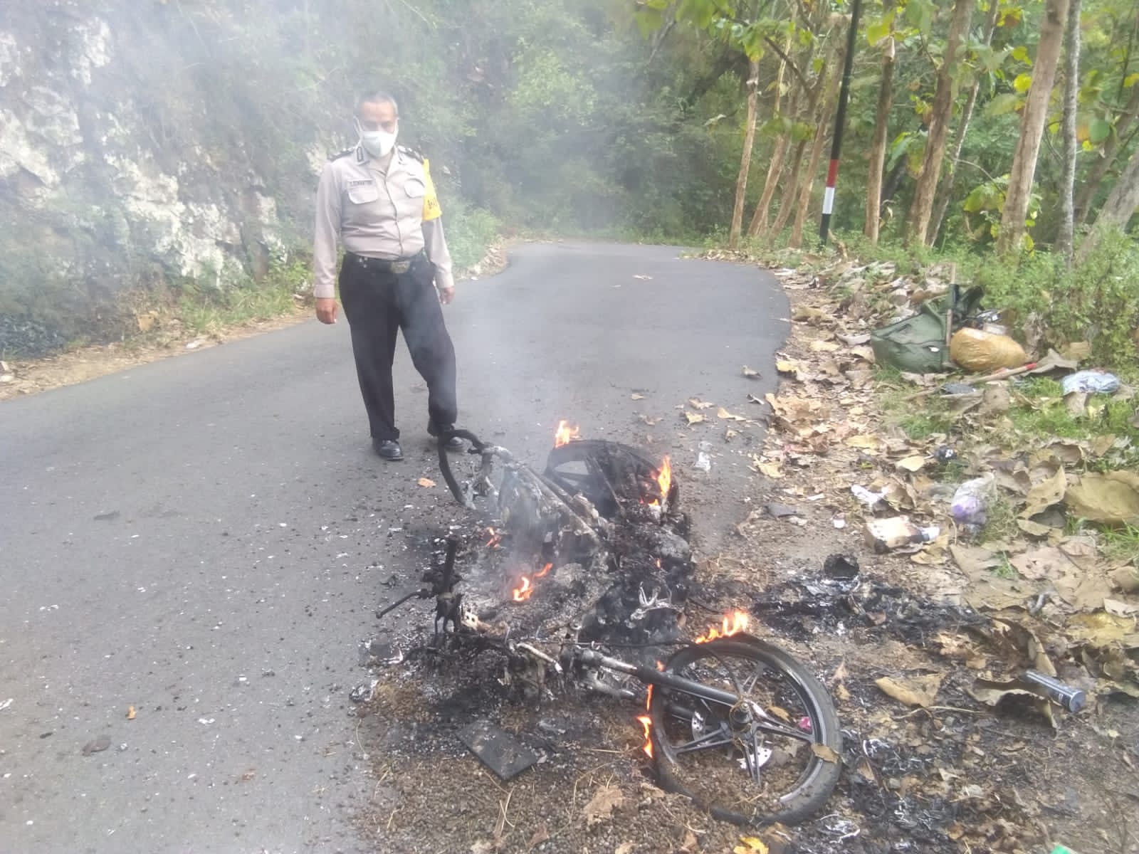Kendaraan dan motor yang terbakar di TKP