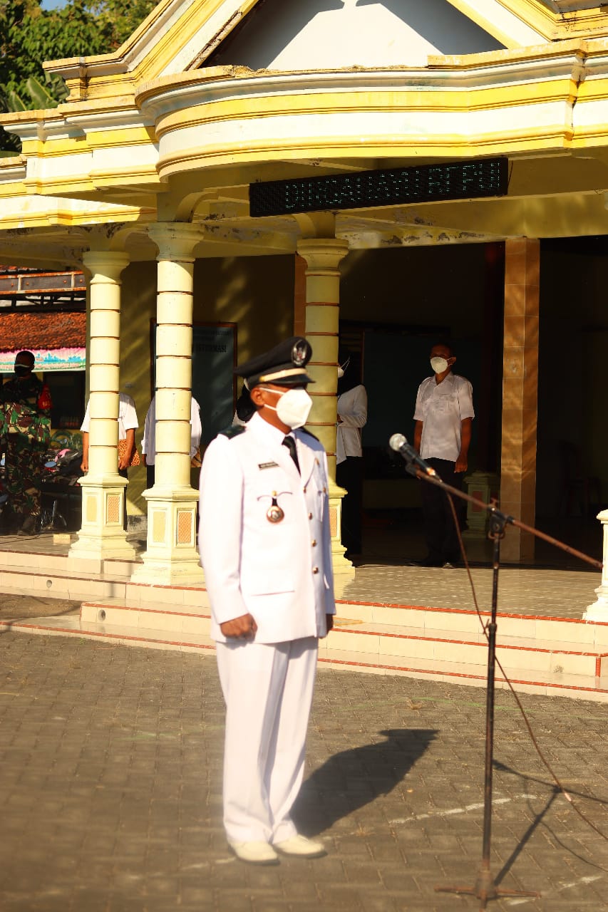 Nuri Prasetyo, S. Pd kepala desa Plancungan saat upacara hari kemerdekaann RI ke 76