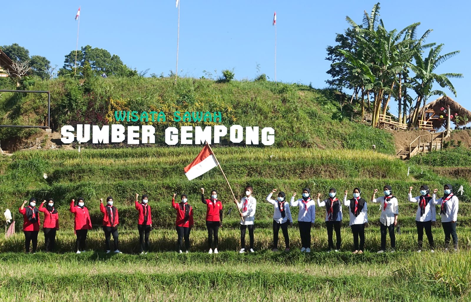 Warga Sumber Gempol Saat Melakukan Upacara 17 Agustus 
