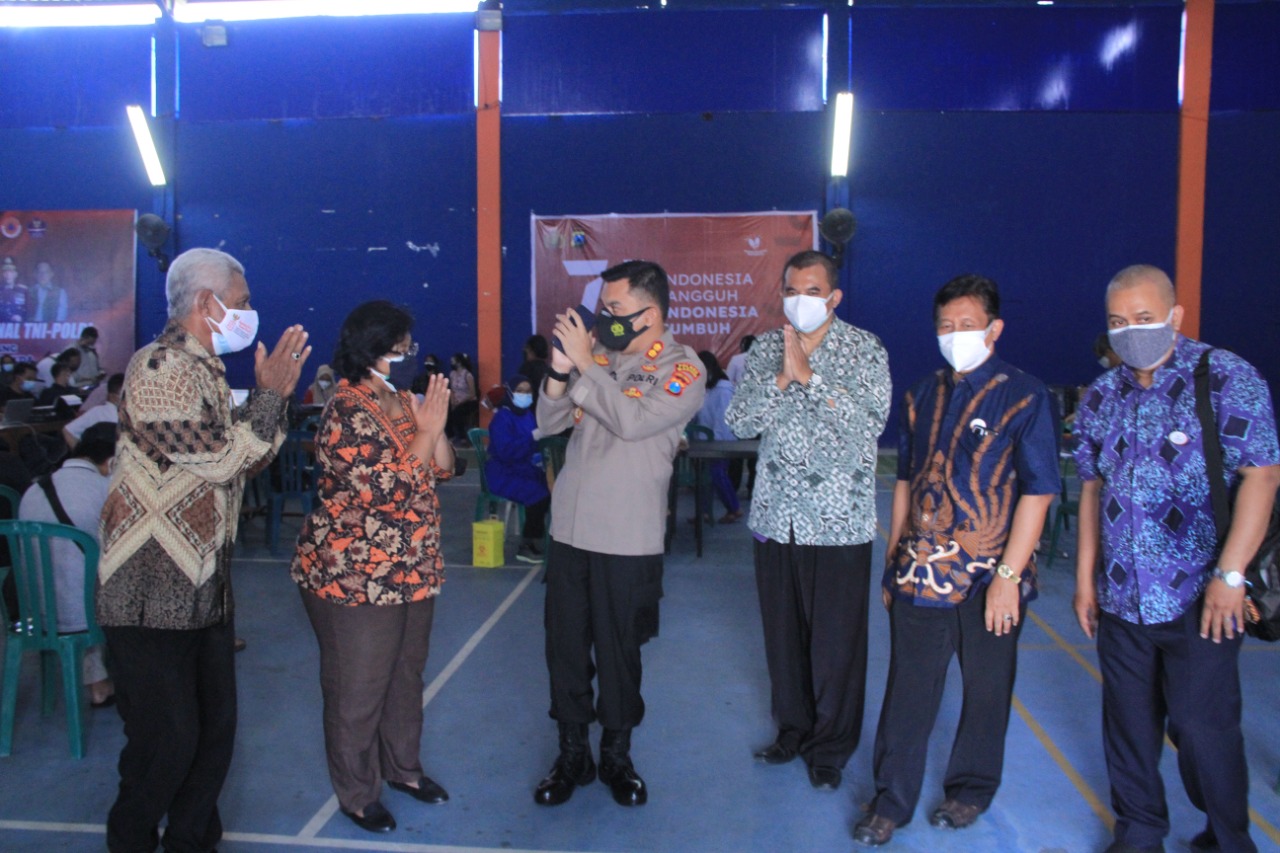 Kapolres Madiun AKBP Jury Leonard Siahaan saat meninjauan Gerai Vaksin 