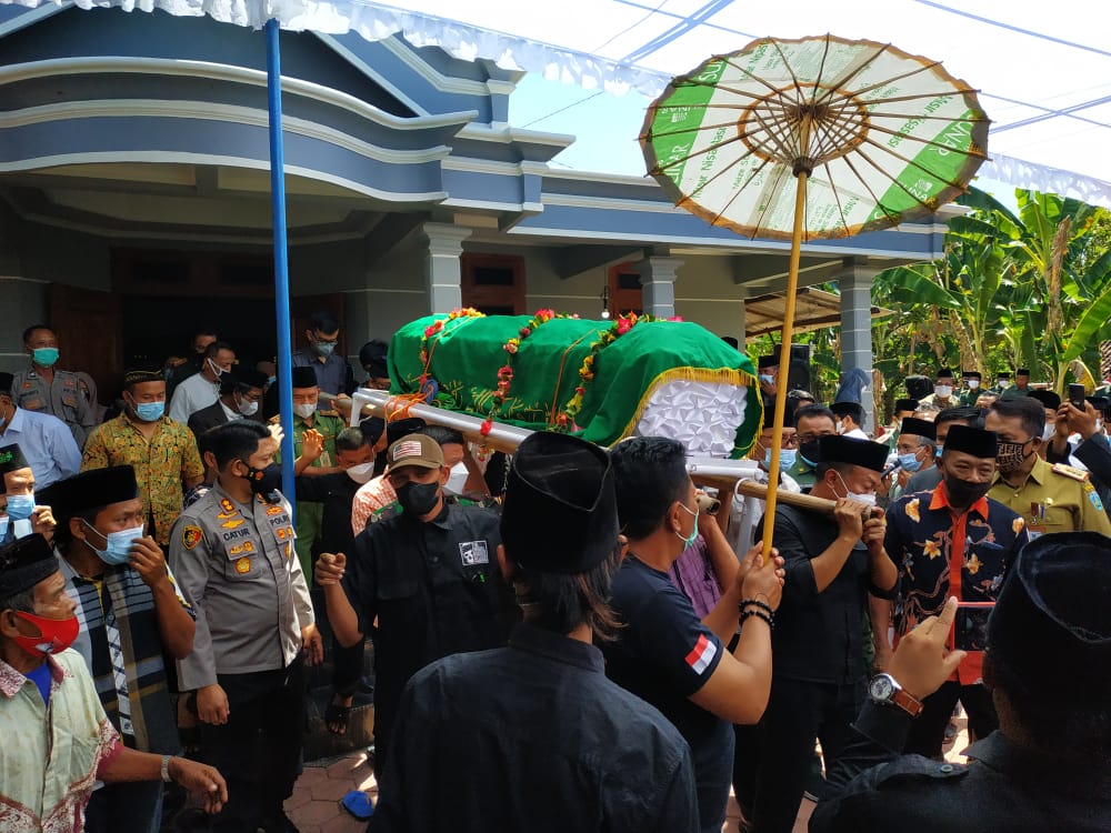 Kapolres Ponorogo AKBP Catur C. Wibowo S.I.K., M.H. Bertakziah ke kediaman almarhumah Hj. Suyatun Ibunda Bupati Ponorogo