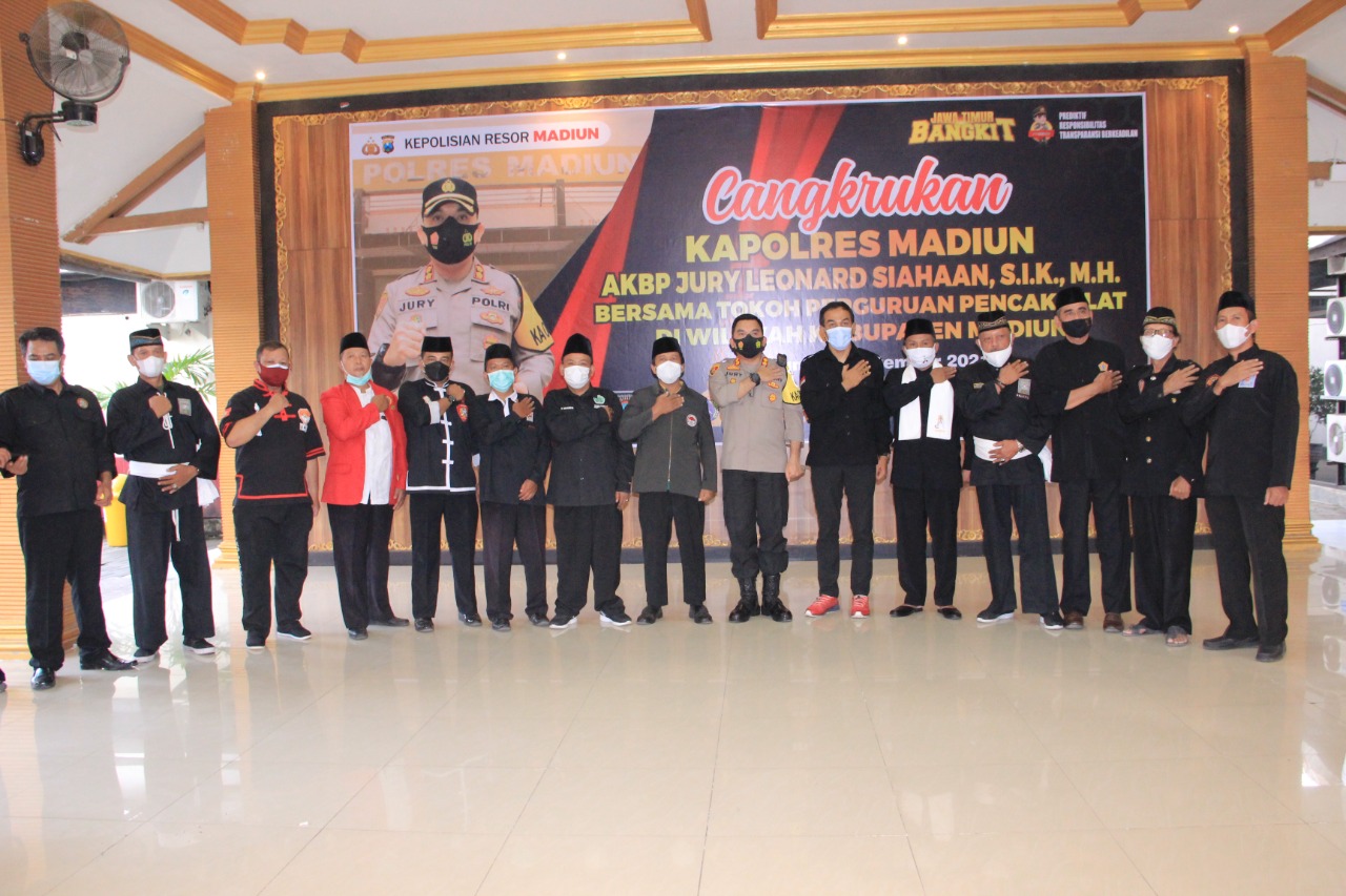 Sesi foto bersama kapolres madiun dengan para ketua perguruan pencak silat