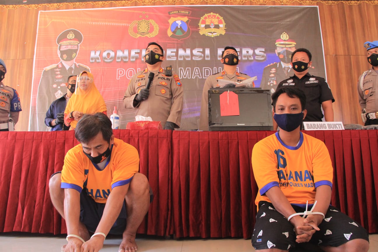 2 tersangka kejahatan yang berhasil di amankan Polisi