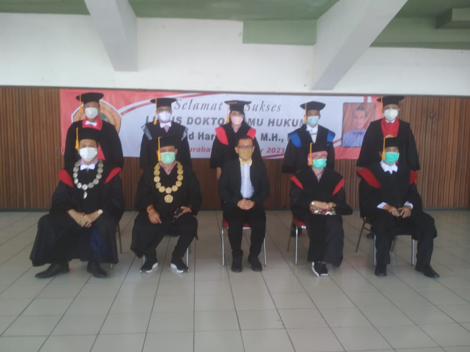 DR. David Hardjo,SH.,MH.,M.Kn (tengah) bersama team penguji Universitas 17 Agustus 1945 Surabaya