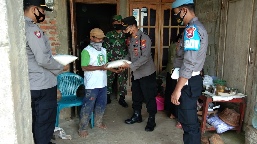 Penyaluran bantuan Polsek Sokoo unt watga Desa Juruk